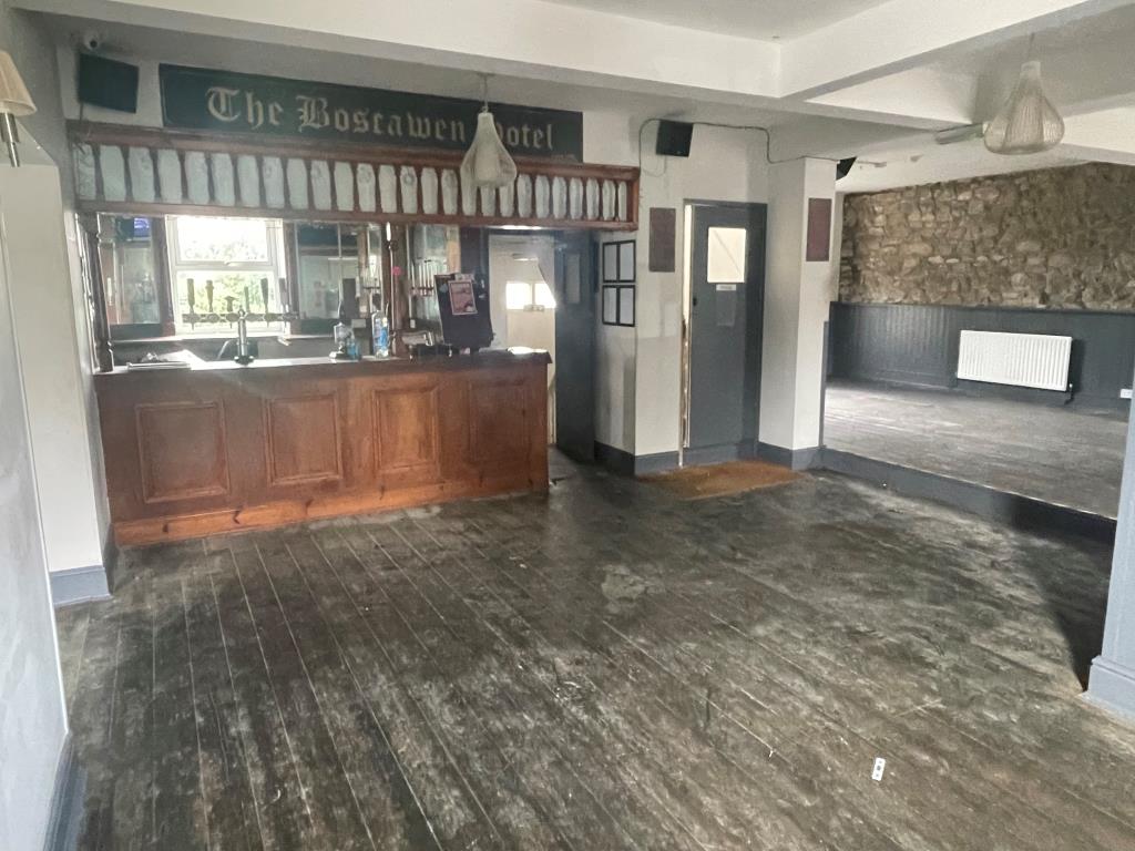 Lot: 4 - FORMER HOTEL WITH CONVERTED GRANARY BUILDING AND CAR PARK - Principle Bar Area